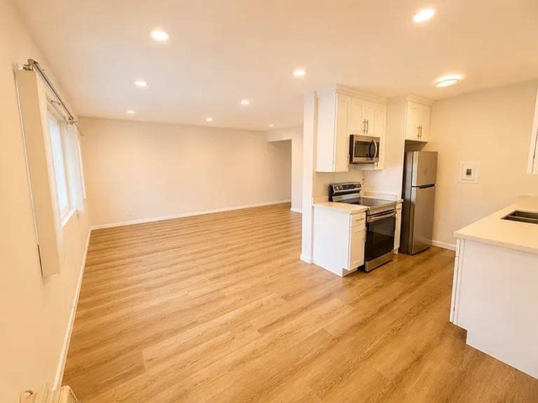 711 N Jackson St #5 — Photo 2