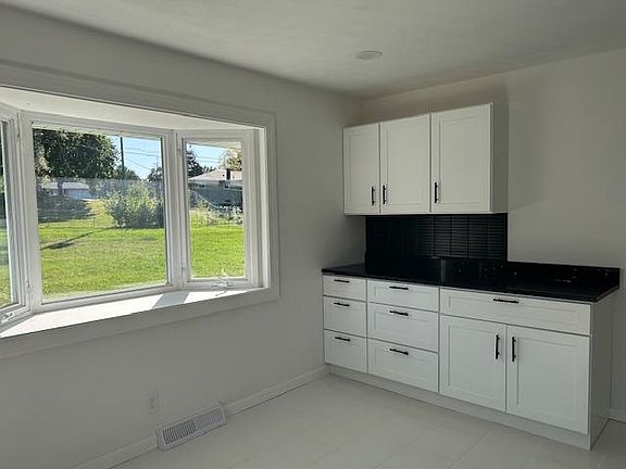 3rd image of 2721 Cascade Dr