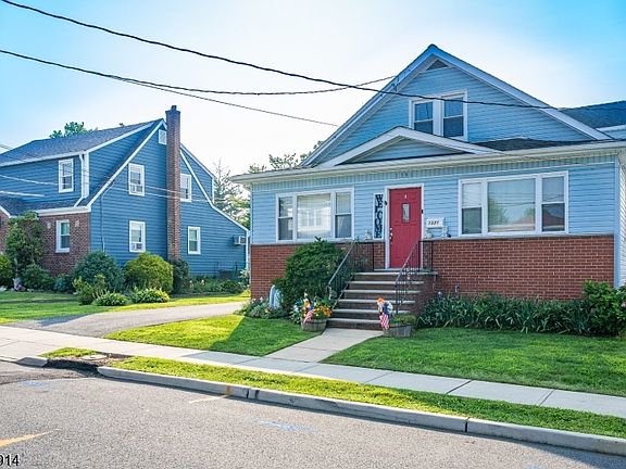 2nd image of 1331 Center St