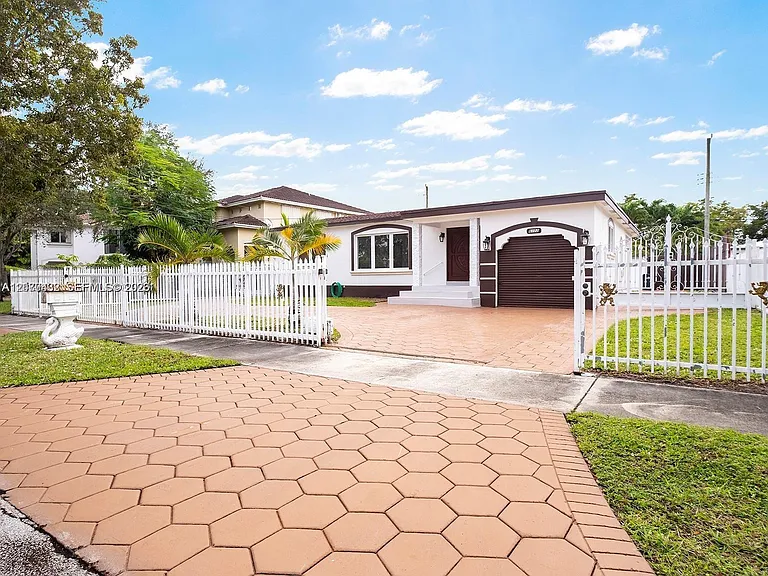 6102 SW 13th St — Photo 15