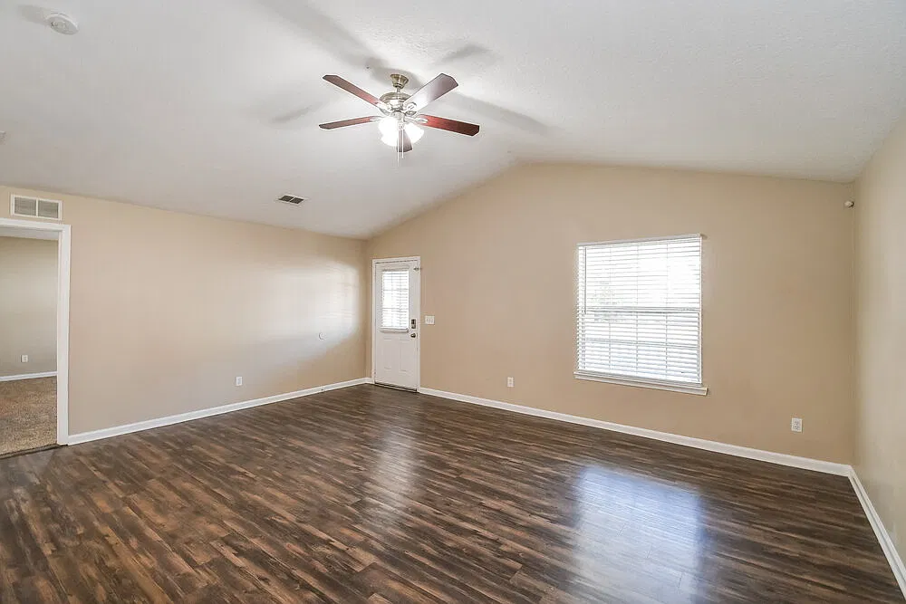3 bed, 2.0 bath, 1470 sqft, $2,400 — Photo 3