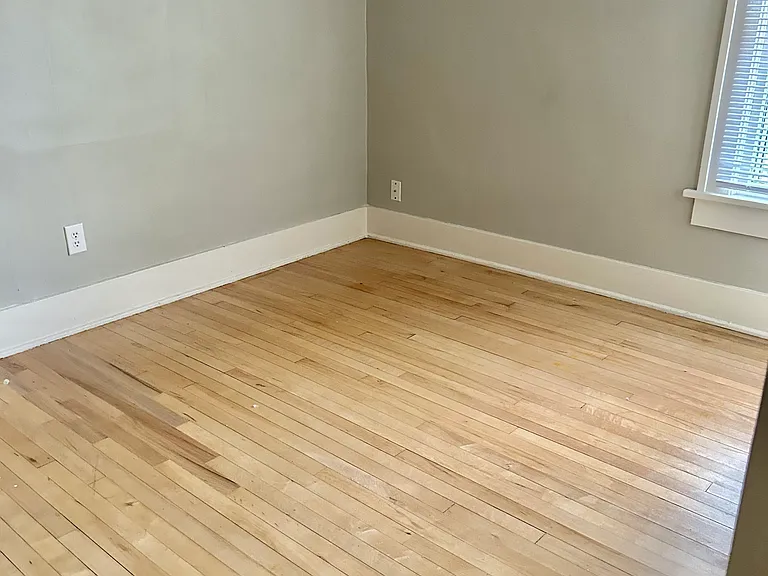 1015 W Franklin Ave — Photo 18