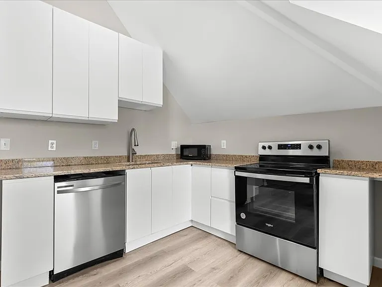 558 Marston St #5 — Photo 9