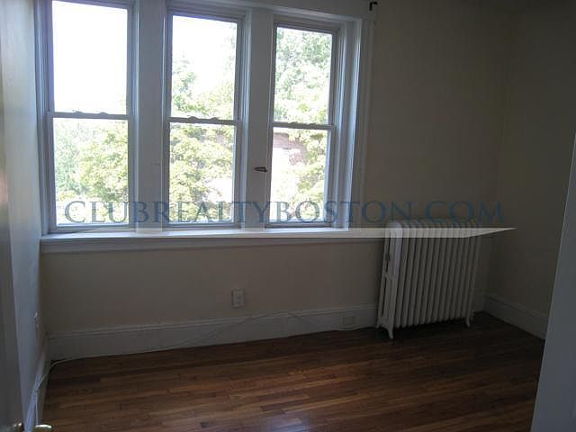1st image of 62 Egmont St APT 3