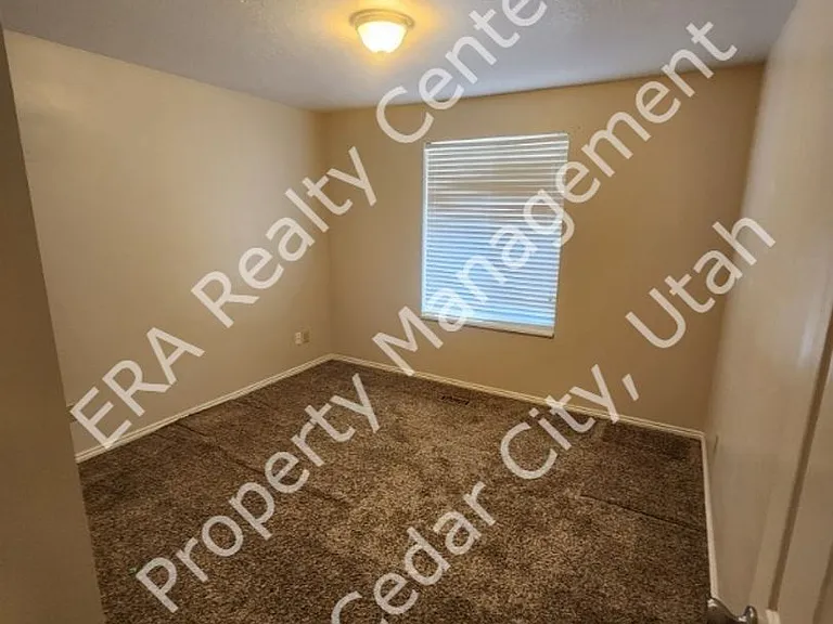 921 N 400 W — Photo 12