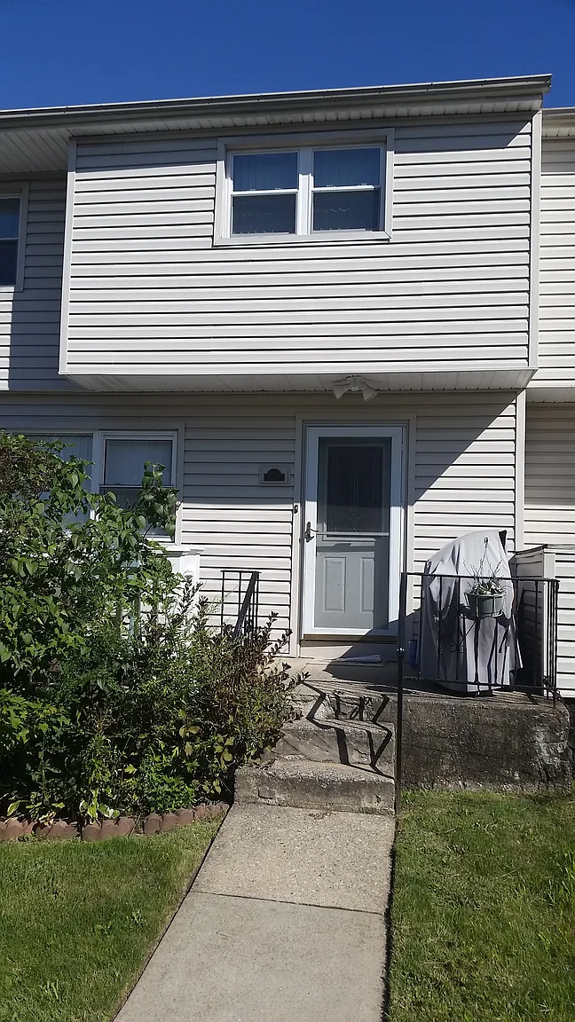 499 Willow Rd E #2 photo 1