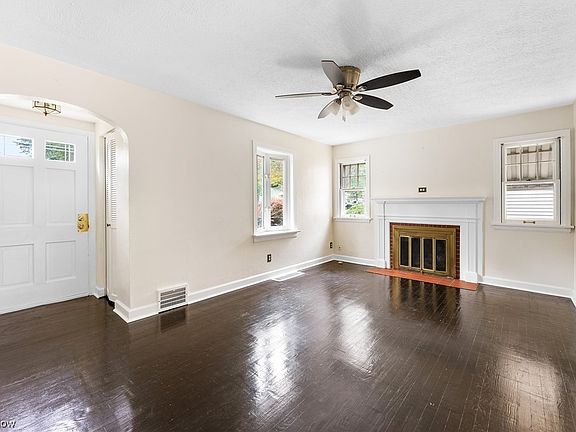 3rd image of 92 Edgewater Dr