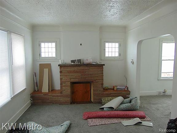 5th image of 135 W Longwood Pl