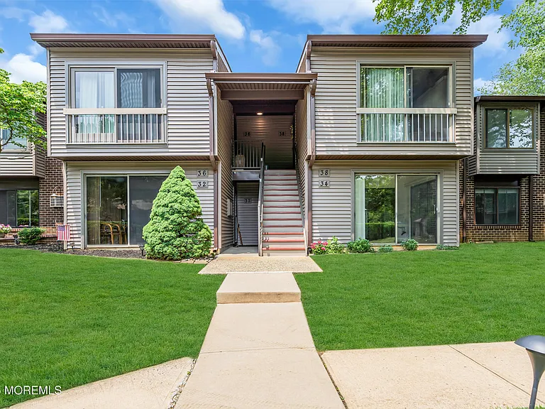 34 Lexington Ct — Photo 2