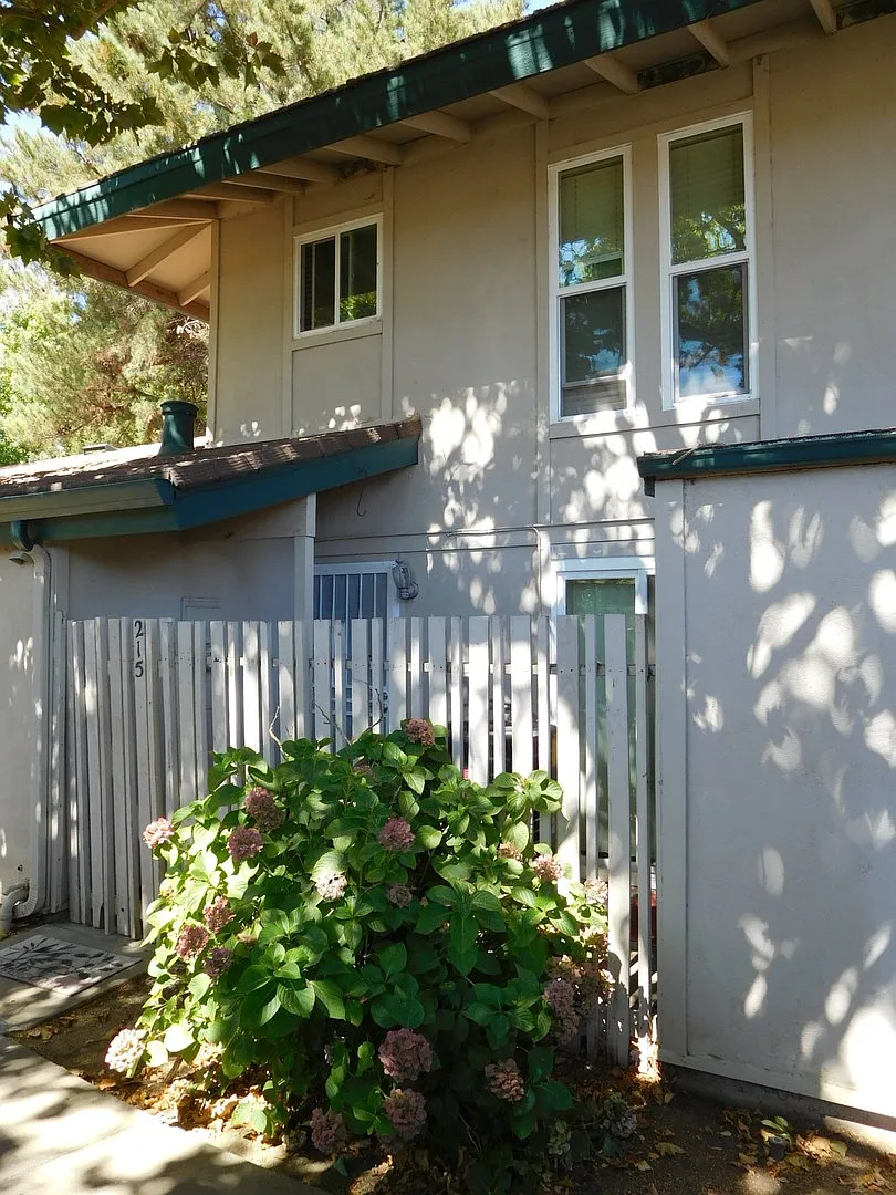 2 bedroom, 1 1/2 bath, Roundtree Court in the Greenhaven area — Photo 1