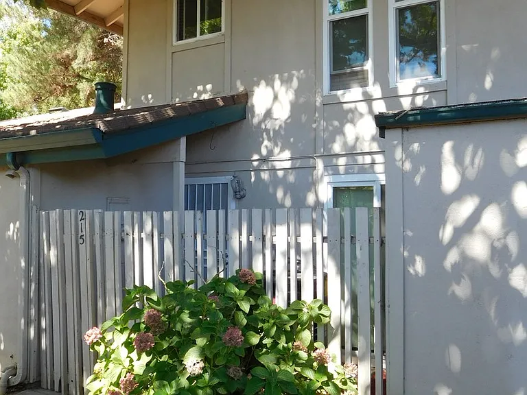 215 Roundtree Ct — Photo 1