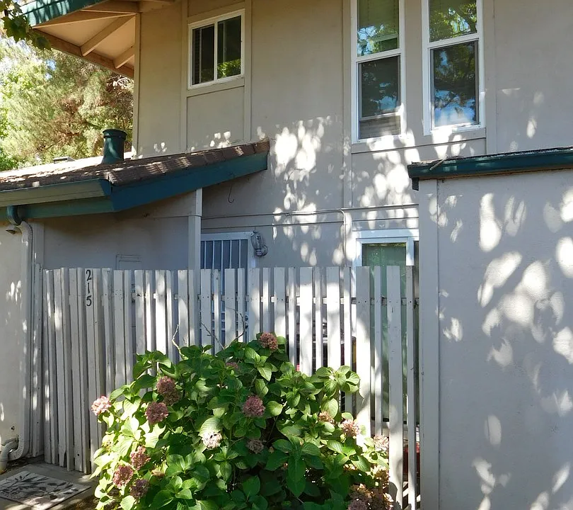 215 Roundtree Ct