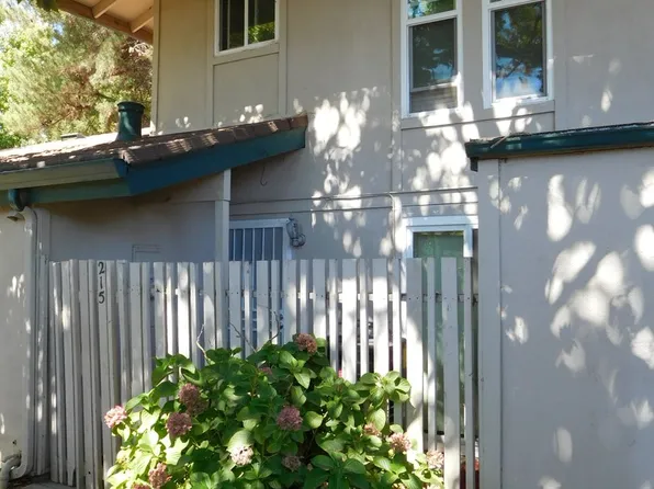 215 Roundtree Ct, Sacramento, CA 95831