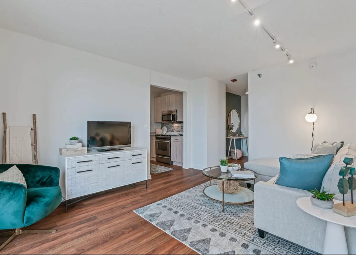 1 bed, 605 sqft, $2,516 — Photo 3