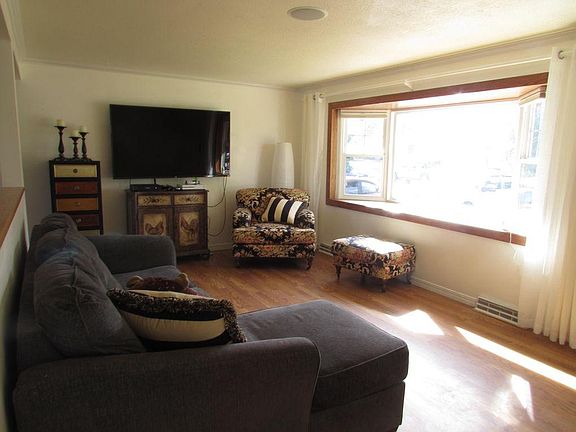 Living w/ Bay window