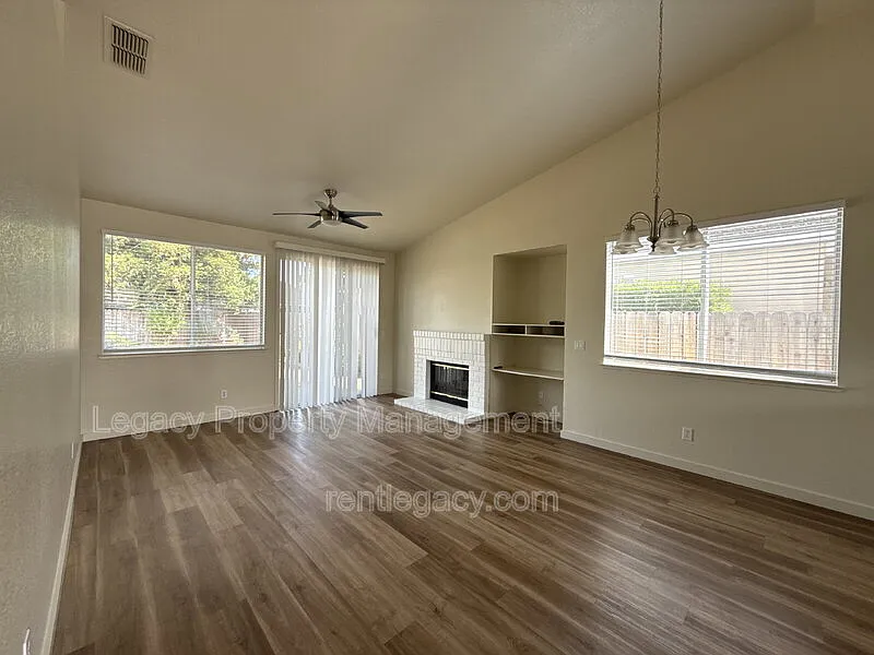3 bed, 2.0 bath, 1206 sqft, $2,795 — Photo 3