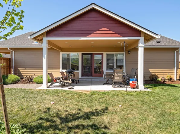 145 Suncrest Rd, Talent, OR 97540