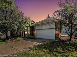 3263 Silverbrook Dr, Rochester, MI 48306