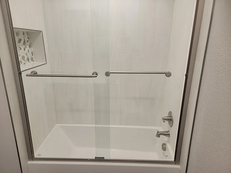 upstairs guest shower/tub