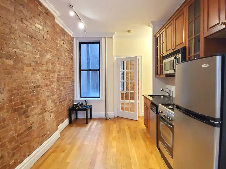 411 E 6th St #3D — Photo 3