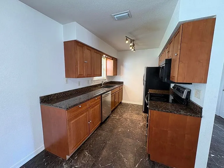 410 Wildwood St — Photo 4