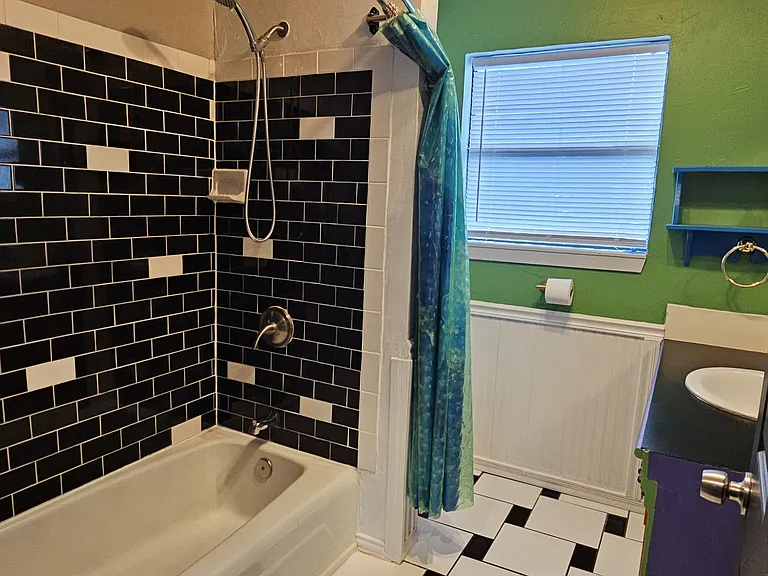 Full Bathroom in hallway