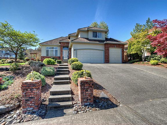 You're going to love coming home here, the grand entrance is warm and inviting and the manicured yar