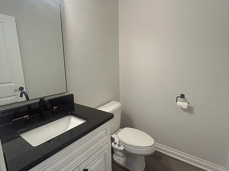 2323 E Maple Rd — Photo 10