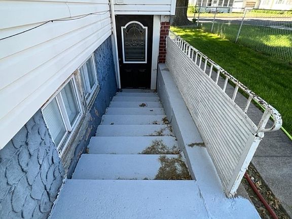 2nd image of 405 W 9th St APT B