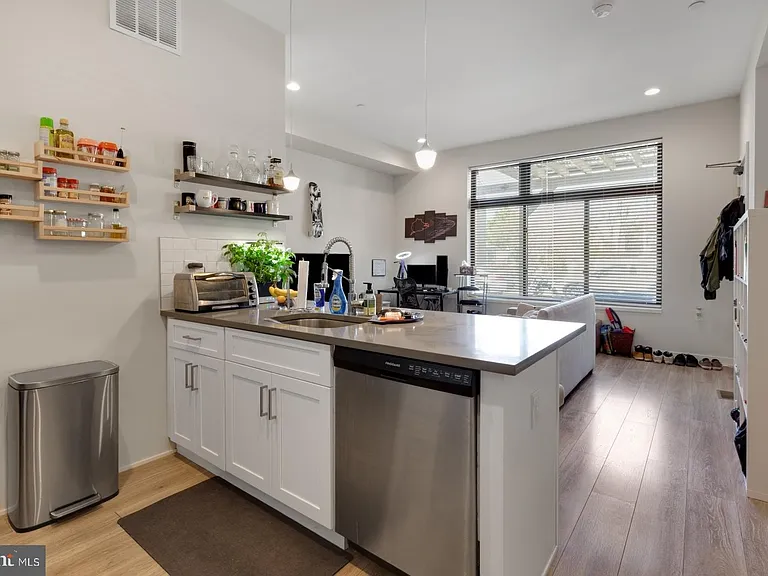 385 Martin St #1F — Photo 9