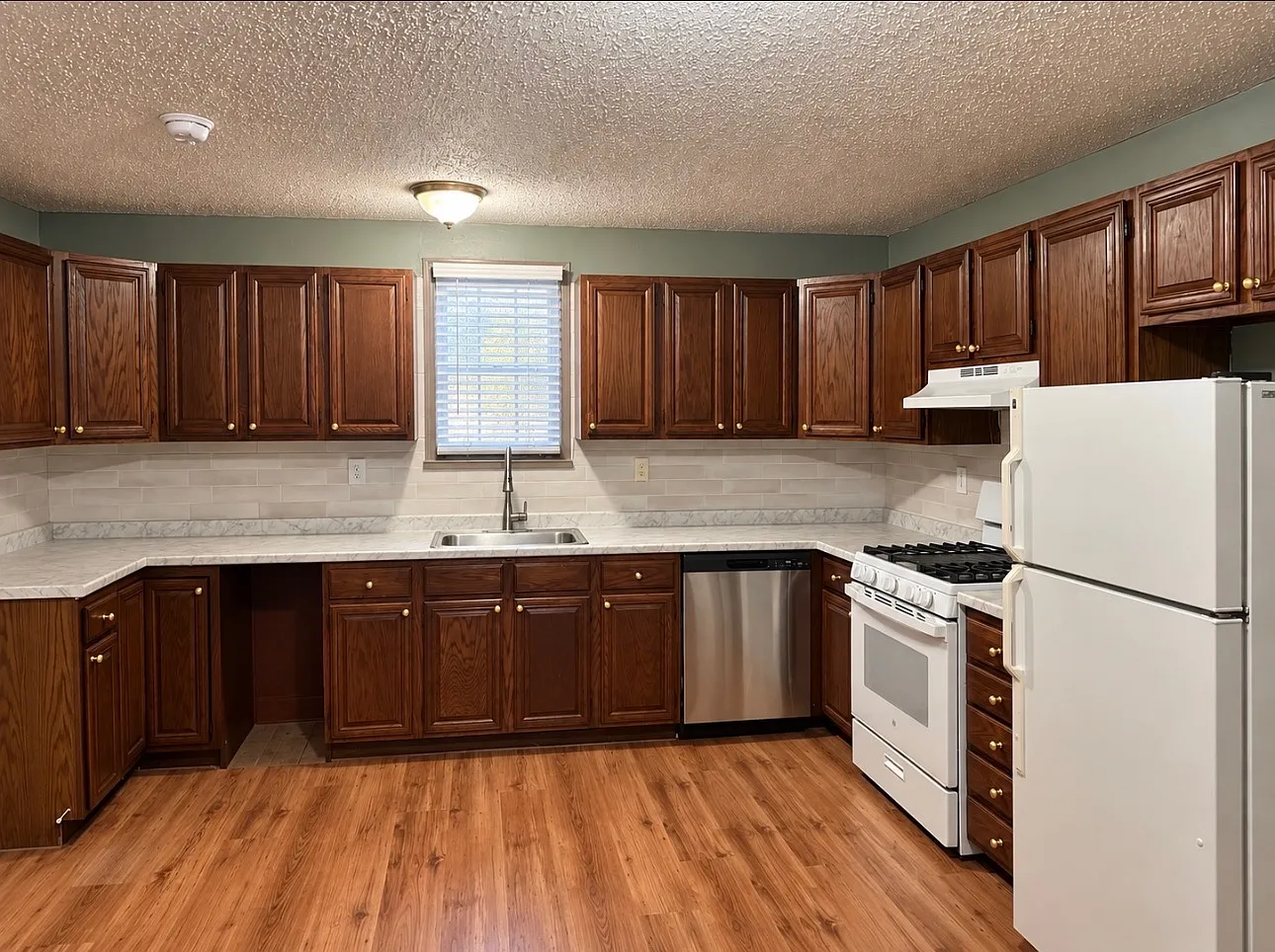 3 bed, 1000 sqft, $2,700 — Photo 1