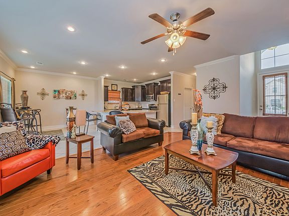 5th image of 212 Forest Grove Dr