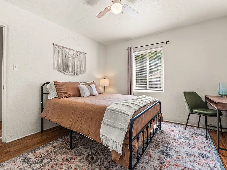 2210 Broadway Blvd NE — Photo 12