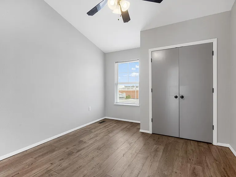 710 W Walnut St — Photo 15