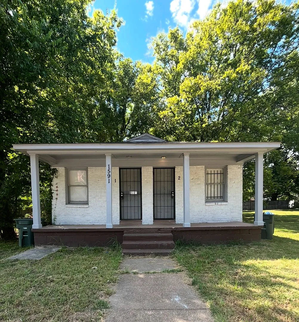 1591 Locust — Photo 1