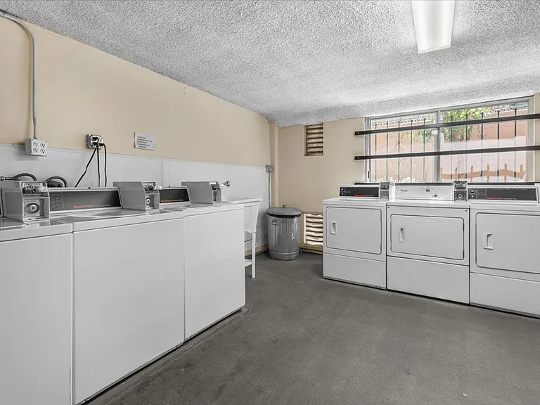 Encino Plaza Apartments — Photo 9