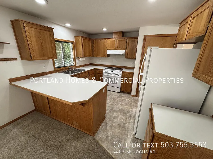 Ranch-Style, Milwaukie Home, Large Fenced Yard, Boat or Toy Storage, Gardeners Welcome — Photo 4