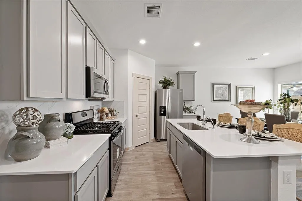 4 bed, 3.0 bath, 2152 sqft, $2,500 — Photo 2