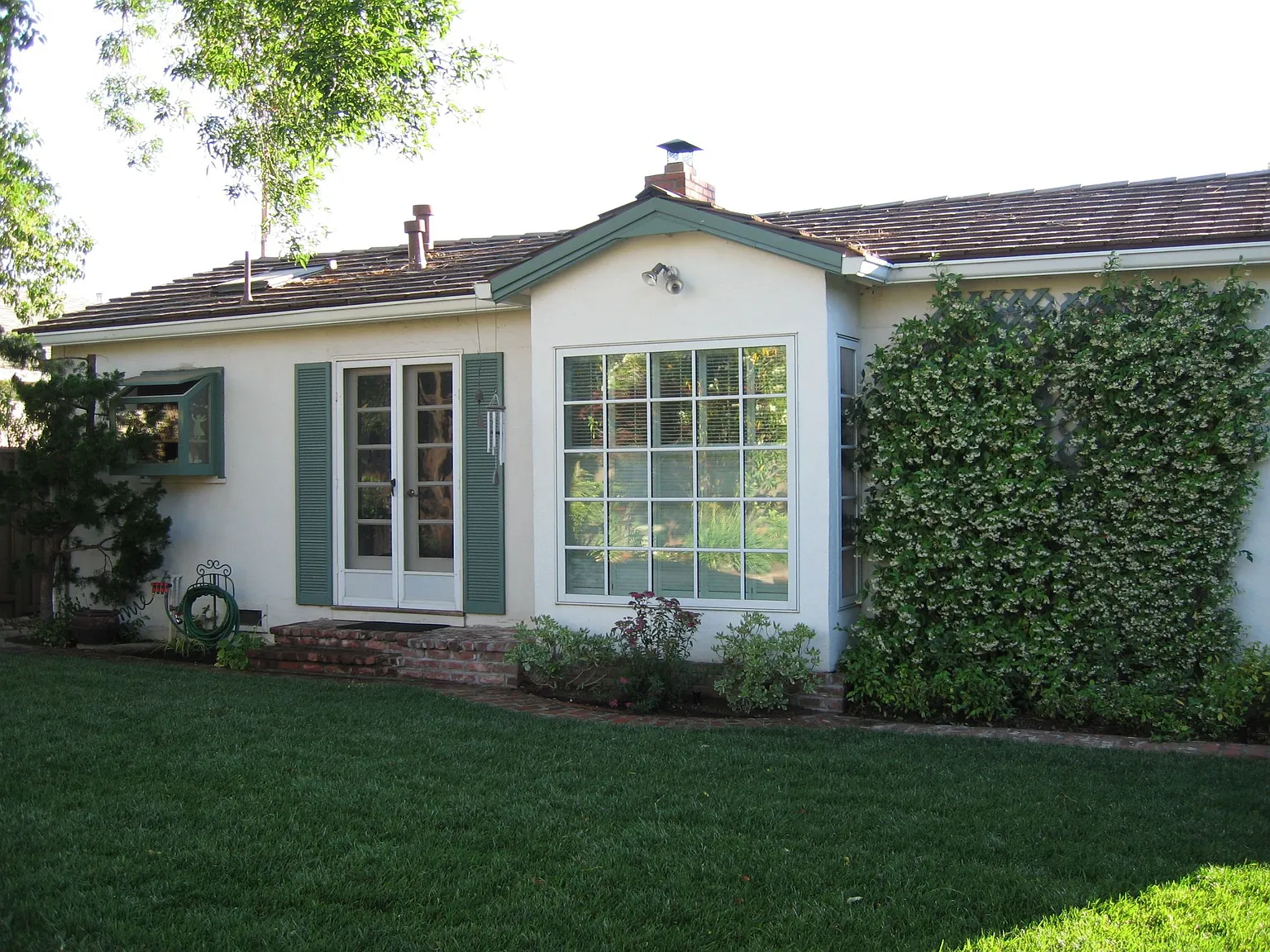 564 Emerald Ave photo 1