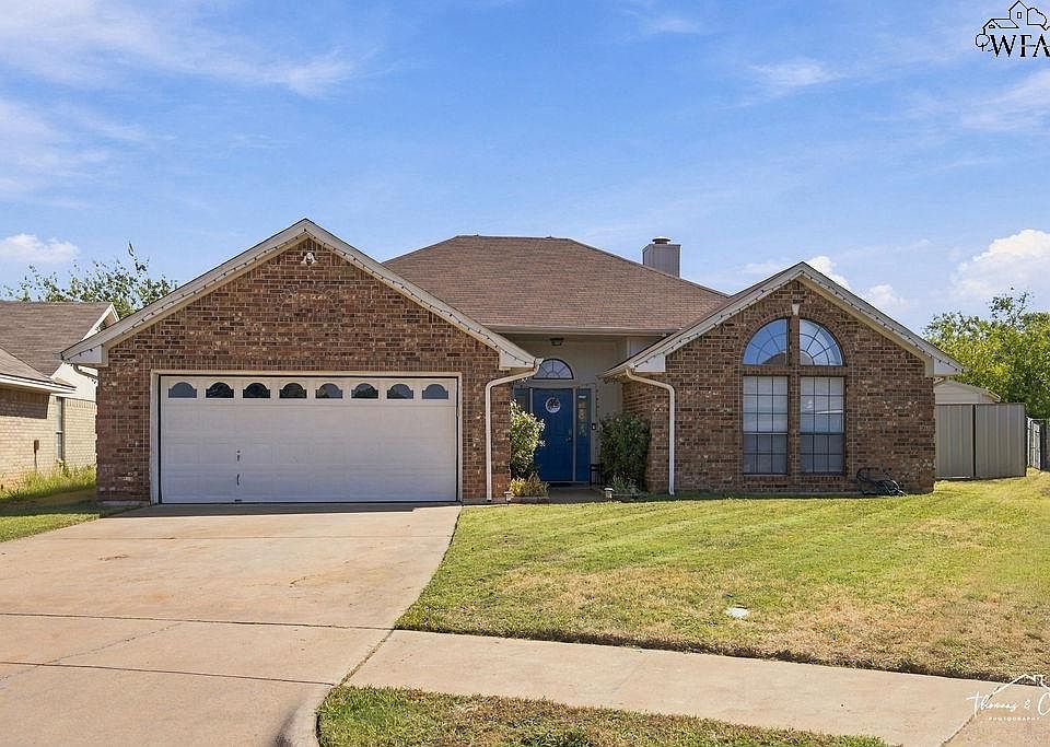 1st image of 11 Colonial Dr