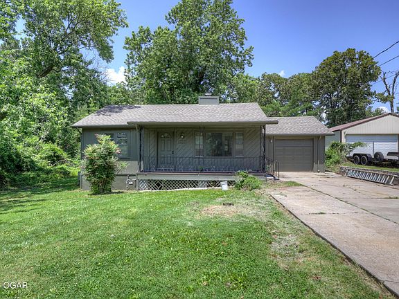 3rd image of 305 E 39th St