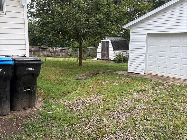 1051 Lindsay Ave — Photo 16