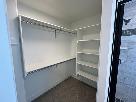 FURNISHED ROOM FOR RENT
NO PETS PLEASE
We have a 6 bed 6 bath house with each room for rent.
Deposit $550.00
Tenant pays monthly
$975- Rent
$75 - Utilities
$25 - admin fee
King size bed
Private assigned cabinet space with additional space