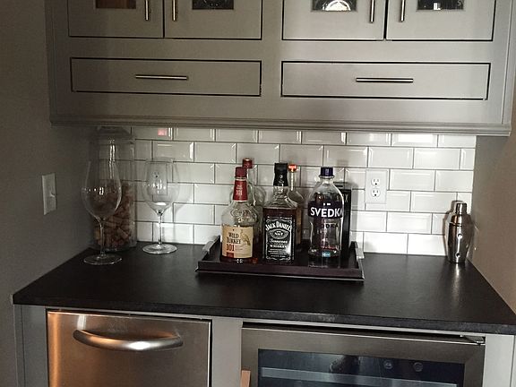Bar Area w Ice Maker