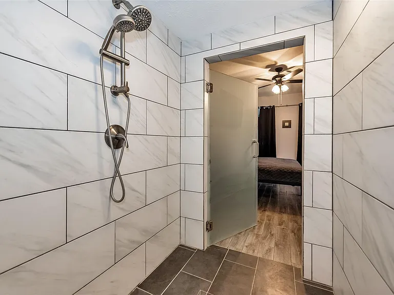 10815 Oak Bayou Ln — Photo 18
