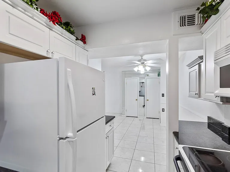 2601 Bellefontaine St #C104 — Photo 16