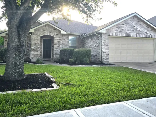 2706 Courtyard Ln, Pearland, TX 77584