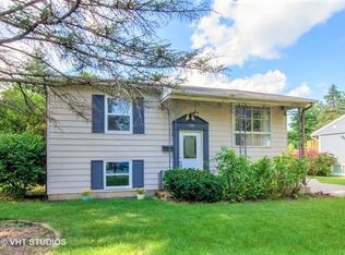 738 Southwind Dr, Carpentersville, IL 60110