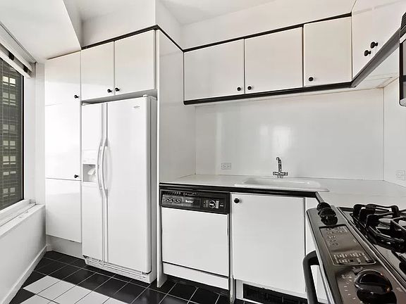 3rd image of 150 W 56th St APT 3807