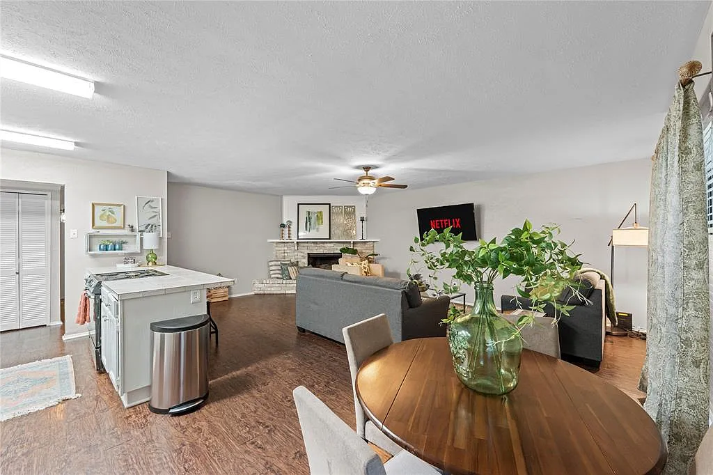 3 bed, 1381 sqft, $2,800 — Photo 1